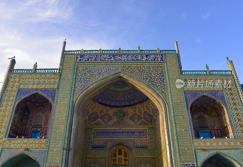 阿里的神社(Hazrat Ali Mazar) -主立面与丰富的蓝色和黄色瓷砖，马扎里沙里夫，巴尔赫省，阿富汗